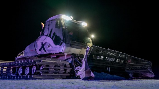 吉林市松花湖滑雪度假區(qū)內(nèi)，壓雪車正在平整雪道。新華社記者 唐成卓 攝